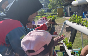 Praktik berkebun di Eduwisata Mencrang